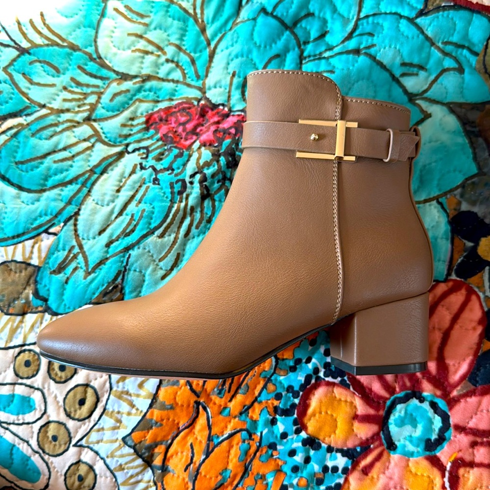 NWOT. NY&C flori Bootie size 8